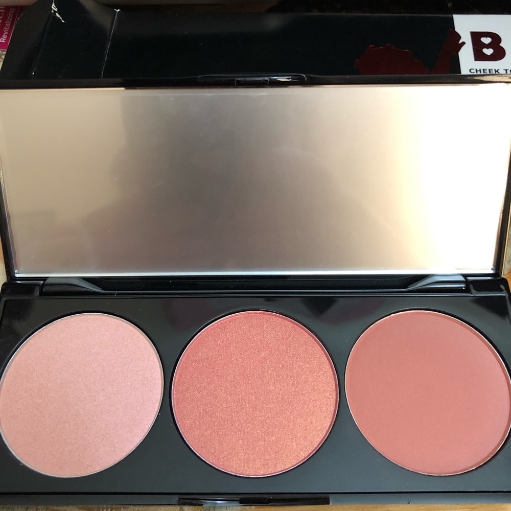 Cheek to cheek blush palette